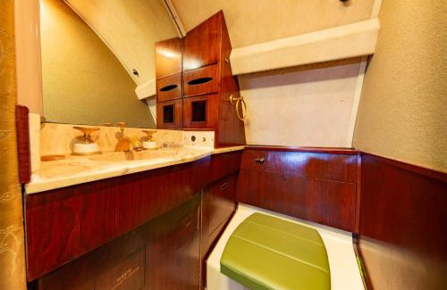 Hanham Boat Rental | Boeing 727 Airliner Private Jet