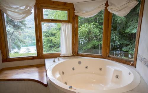Puerto Manzano House | BOG Le Pommier - Cabañas con vista al lago y piscina climatizada
