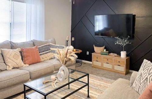 Hinesville House | Bohemian Bliss: Charming 3 bd Retreat w Home Gym