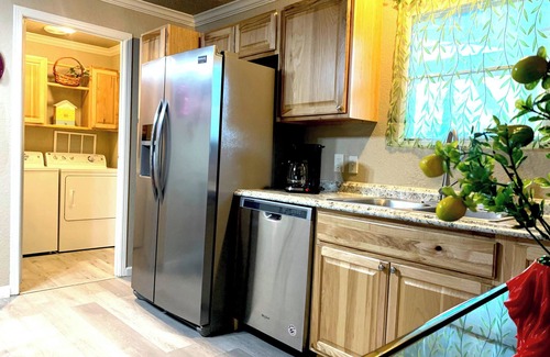 Magnolia House | Bohemian Cottage 8 guests, 5 beds, King Queen, Fast WiFi, RV Parking, Long Stay!