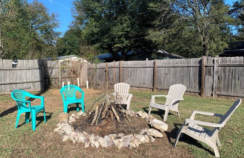 Magnolia House | Bohemian Cottage 8 guests, 5 beds, King Queen, Fast WiFi, RV Parking, Long Stay!