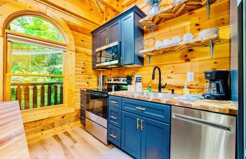 Hemlock Hills Cabin | "Bohemian Falls Chalet" A Lux Romantic Cabin,DWNT,Walkable,Fireplace,Hotub,pets