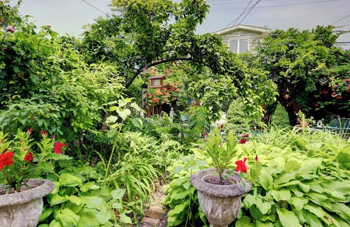 Hudson Apartment | BOHEMIAN RHAPSODY WITH GARDEN IN THE HEART OF TOWN