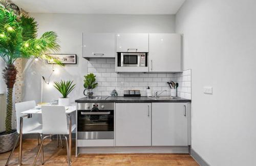 Maidstone Apartment | Boho Jungle - Luxury 1bed Apt- Long stay Discounts