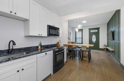 Lindenwald House | BoHo Townhome|Near the River|5 Min to Spooky Nook