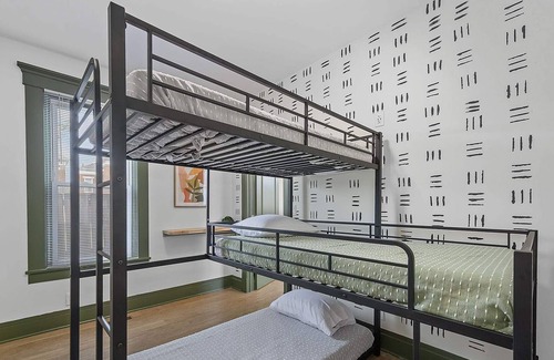Lindenwald House | BoHo Townhome|Near the River|5 Min to Spooky Nook