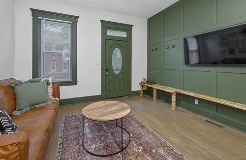 Lindenwald House | BoHo Townhome|Near the River|5 Min to Spooky Nook