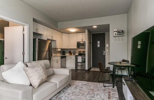 Downtown Des Moines Apartment | Boho, Walk East Village, Downtown, Free Parking