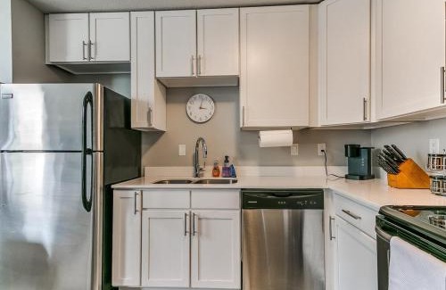 Downtown Des Moines Apartment | Boho, Walk East Village, Downtown, Free Parking