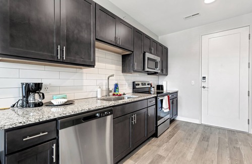 St. Peters Apartment | Bold 1316 I Studio I Free Parking I Pool I Gym