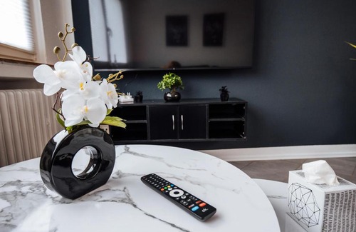 Heide Apartment | bold & black - balcony - Netflix - Wifi - 5 Person