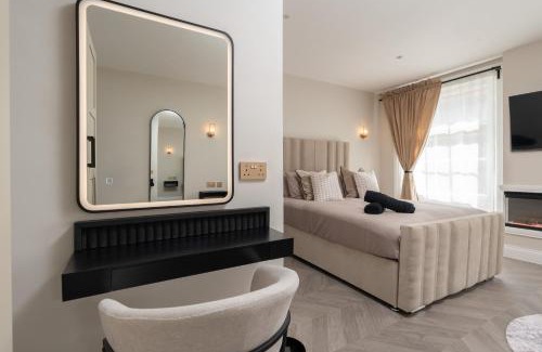 RopeWalks Apartment | Bold St Modern Fireplace Heart Of The City