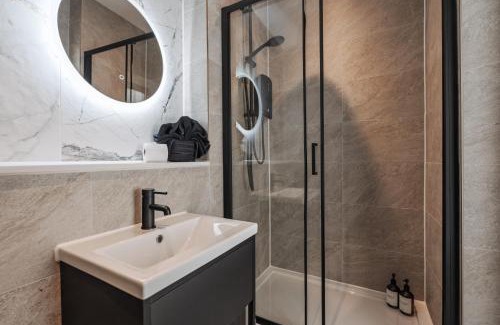 RopeWalks Apartment | Bold St Modern Fireplace Heart Of The City