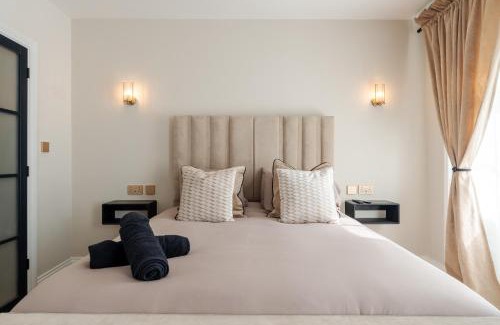 RopeWalks Apartment | Bold St Modern Fireplace Heart Of The City