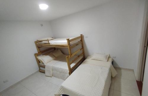 San Gil Apartment | BONITO APARTAMENTO CON GARAJE Piscina fuera del alojamiento a 500 mts
