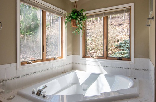 Valois Cottage | Bonkeid Estate: "Relaxing Seneca Lake Getaway!"