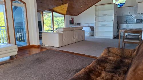 Paihia Villa | Bonnie view spa pool and sauna