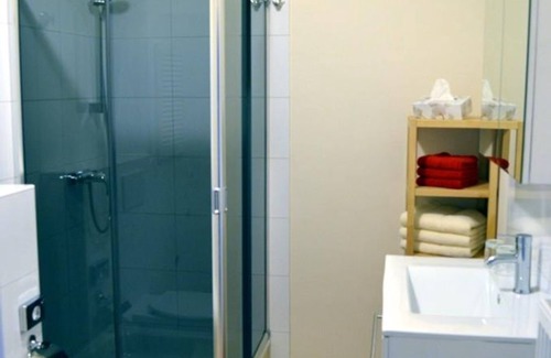 Bad Pyrmont Apartment | Bonsai Apartment I - Apartment I, shower, toilet (bookable)