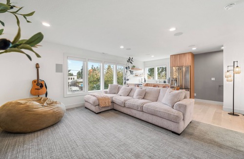 Parkrose Heights House | BOOK 7 NITES AND GET A DISCOUNT 1 BEDROOM PRIVATE SUITE