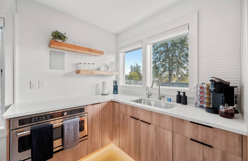Parkrose Heights House | BOOK 7 NITES AND GET A DISCOUNT 1 BEDROOM PRIVATE SUITE