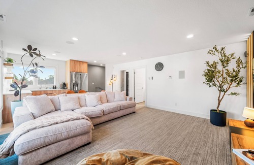 Parkrose Heights House | BOOK 7 NITES AND GET A DISCOUNT 1 BEDROOM PRIVATE SUITE
