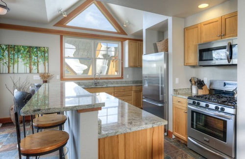 Saddle Ridge House | Book for Holiday Stays! Slopeside Townhome with Mountain Views! Private Hot Tub!