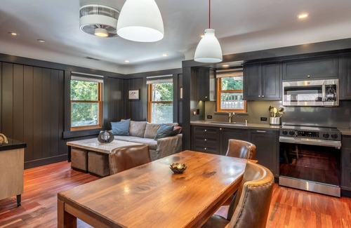 Homewood Cottage | Book Now for Fall Stays! Charming and Cozy Cottage with WiFi! Near Ski Resort!