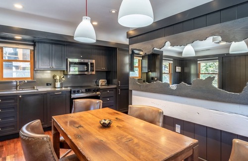 Homewood Cottage | Book Now for Fall Stays! Charming and Cozy Cottage with WiFi! Near Ski Resort!