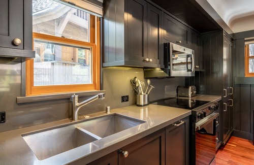 Homewood Cottage | Book Now for Fall Stays! Charming and Cozy Cottage with WiFi! Near Ski Resort!