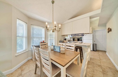 Crystal Beach Cottage | Booking fall No crowds Front porch and enclosed back deckn1k 2 twins Sleeps 4