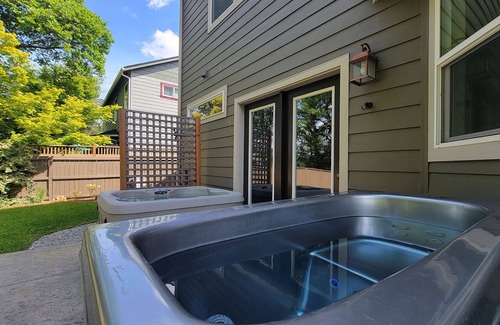 Talent House | BookStayHop - Spa Haus ~ Sauna ~ 4 Person Hot Tub ~ 2 Miles from Ashland