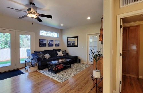 Talent House | BookStayHop - Spa Haus ~ Sauna ~ 4 Person Hot Tub ~ 2 Miles from Ashland