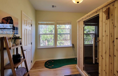 Talent House | BookStayHop - Spa Haus ~ Sauna ~ 4 Person Hot Tub ~ 2 Miles from Ashland