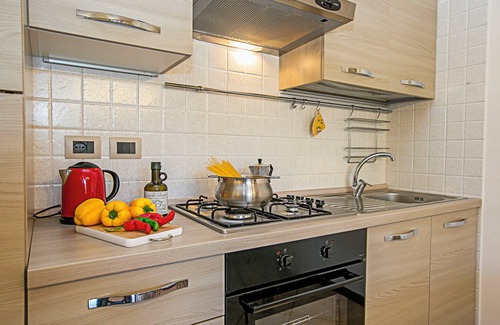 Pulciano Apartment | Borgo Degli Ulivi shared pool- 200m lake