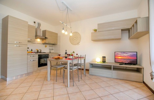 Pulciano Apartment | Borgo Degli Ulivi shared pool- 200m lake