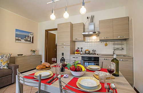 Pulciano Apartment | Borgo Degli Ulivi shared pool- 200m lake