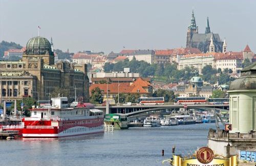Petrska ctvrt Boat Rental | Botel Albatros