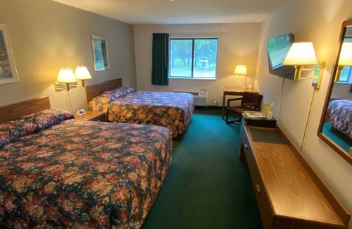 Boulder Junction Hotel | Boulder Bear Motor Lodge - Two Queen Beds 103 Front