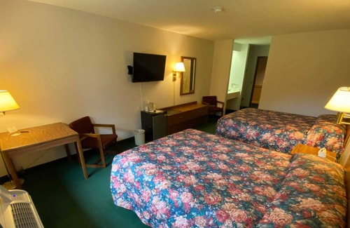 Boulder Junction Hotel | Boulder Bear Motor Lodge - Two Queen Beds 103 Front
