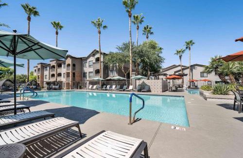 Chandler Apartment | Boulevard Stays Quiet Modern 2BR Pickleball Pool Parking Gym 05