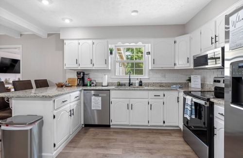 Shelbyville House | Bourbon Trail Getaway ~ Hot Tub + Dogs Welcome + Game Room + Cornhole + KY Fun