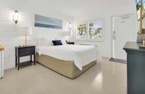 Deerfield Beach Hotel | Boutique hotel Queen room 1 block from the beach!