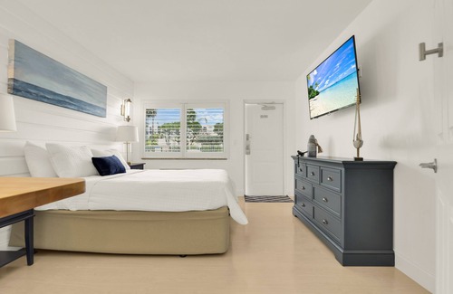 Deerfield Beach Hotel | Boutique hotel Queen room 1 block from the beach!