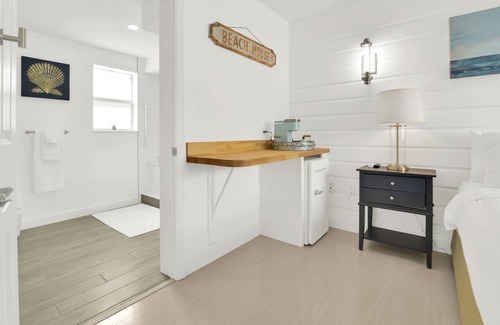 Deerfield Beach Hotel | Boutique hotel Queen room 1 block from the beach!