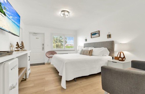 Deerfield Beach Hotel | Boutique Hotel King Room 1 Block from the Beach!