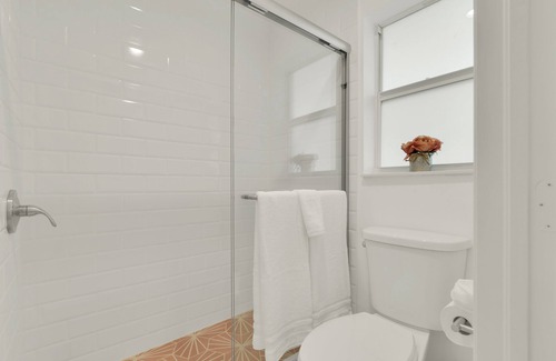Deerfield Beach Hotel | Boutique Hotel King Room 1 Block from the Beach!