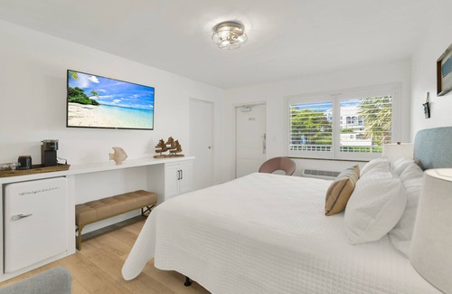 Deerfield Beach Hotel | Boutique Hotel King Room 1 Block from the Beach!