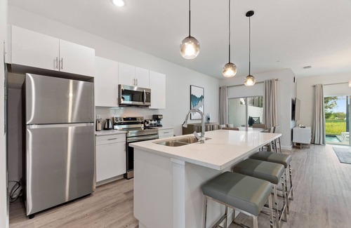 Loughman House | Boutique Retreat, Azzure Resort, Near Orlando And Disney By Shine Villas 6 Bedroom Townhouse