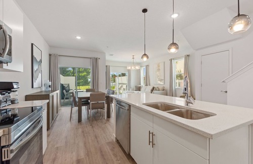 Loughman House | Boutique Retreat, Azzure Resort, Near Orlando And Disney By Shine Villas 6 Bedroom Townhouse