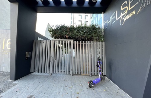 Bowen Hills Apartment | Bowen hills convenience- doorstep to RNA/RBWH, pet friendly!